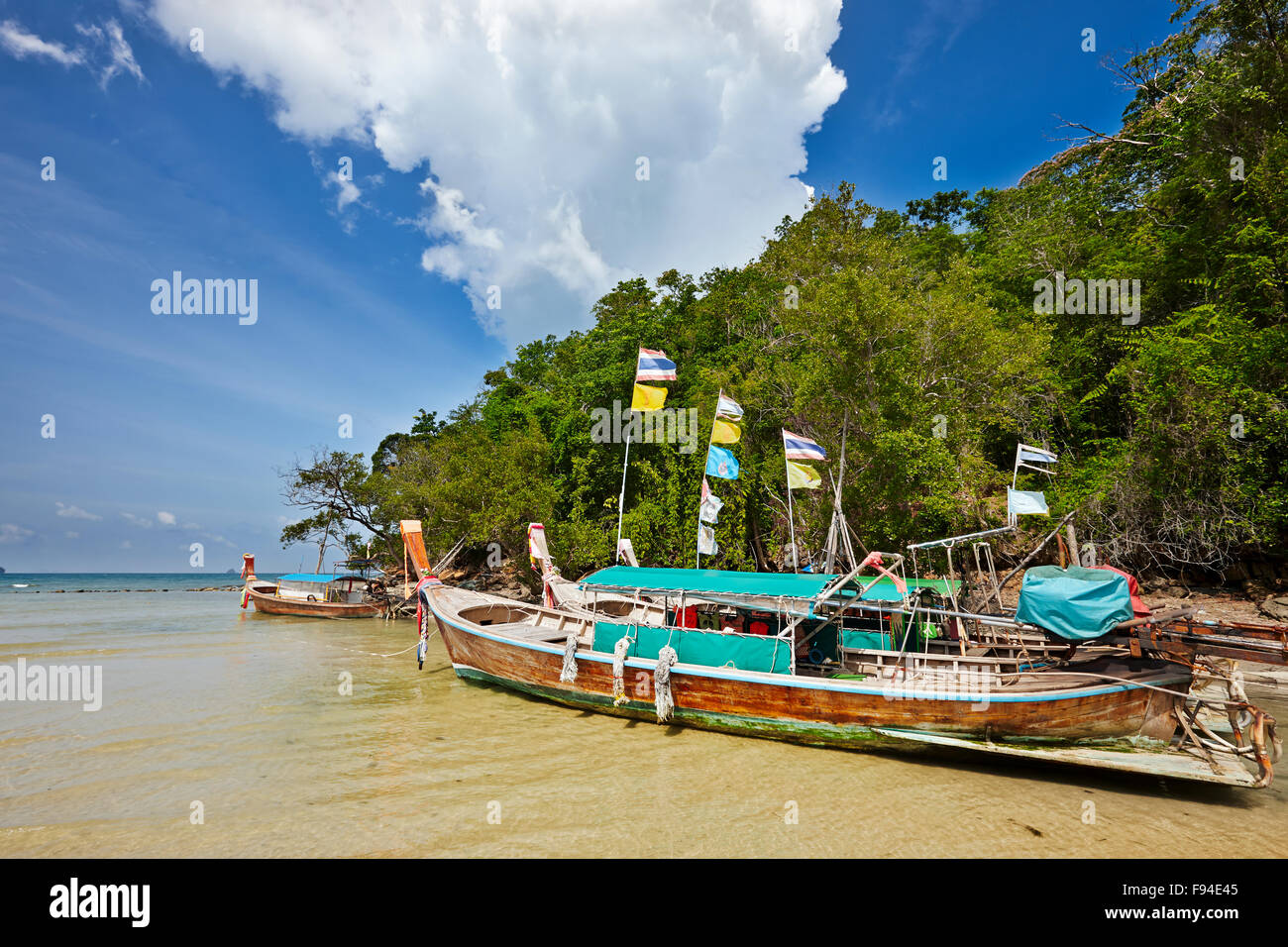 Longtail imbarcazioni a Klong Muang Beach. Provincia di Krabi, Thailandia. Foto Stock