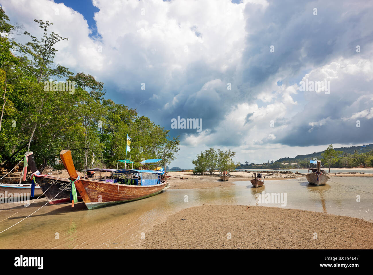 Longtail imbarcazioni a Klong Muang Beach. Provincia di Krabi, Thailandia. Foto Stock