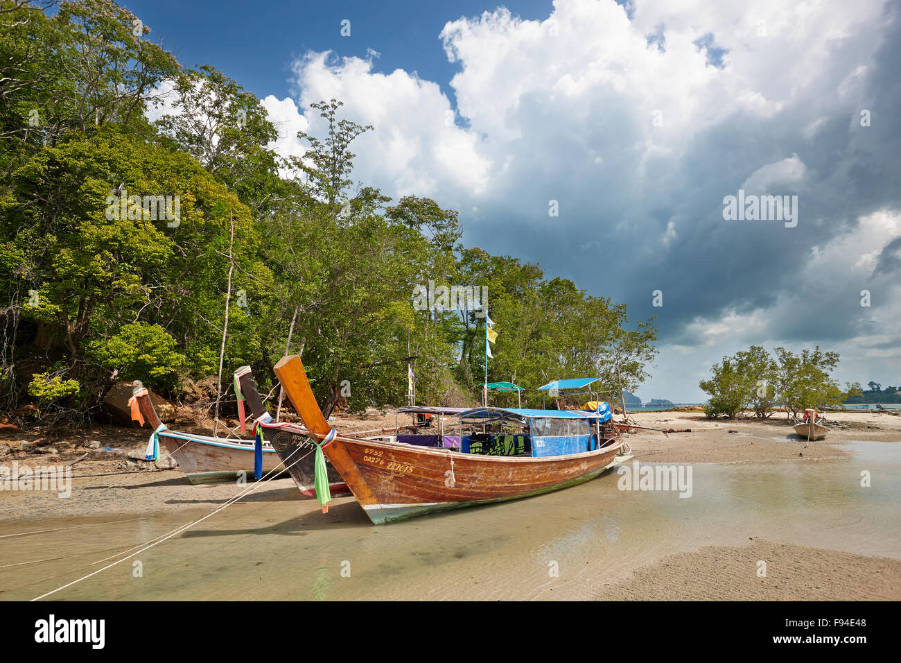 Longtail imbarcazioni a Klong Muang Beach. Provincia di Krabi, Thailandia. Foto Stock