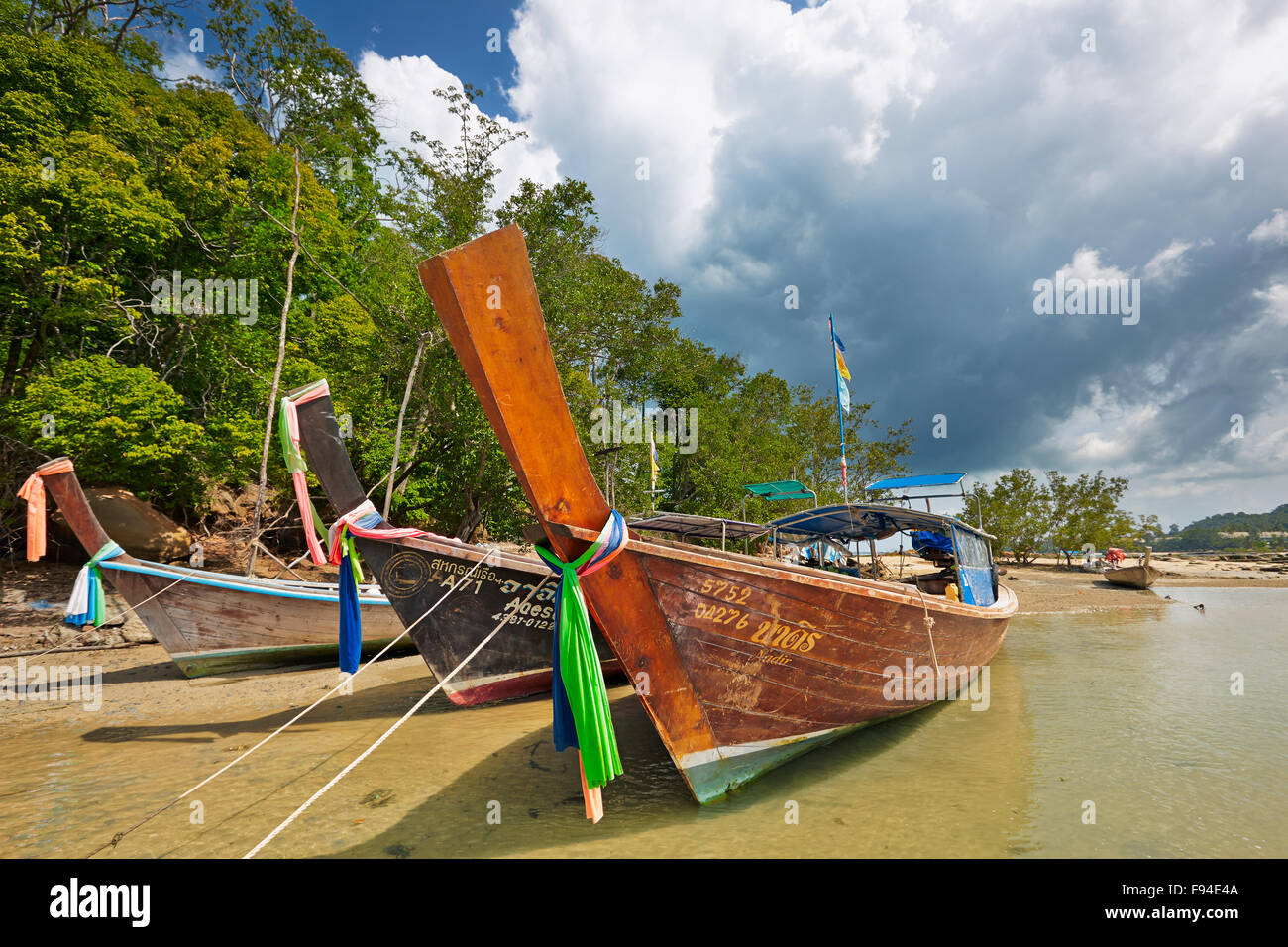 Longtail imbarcazioni a Klong Muang Beach. Provincia di Krabi, Thailandia. Foto Stock