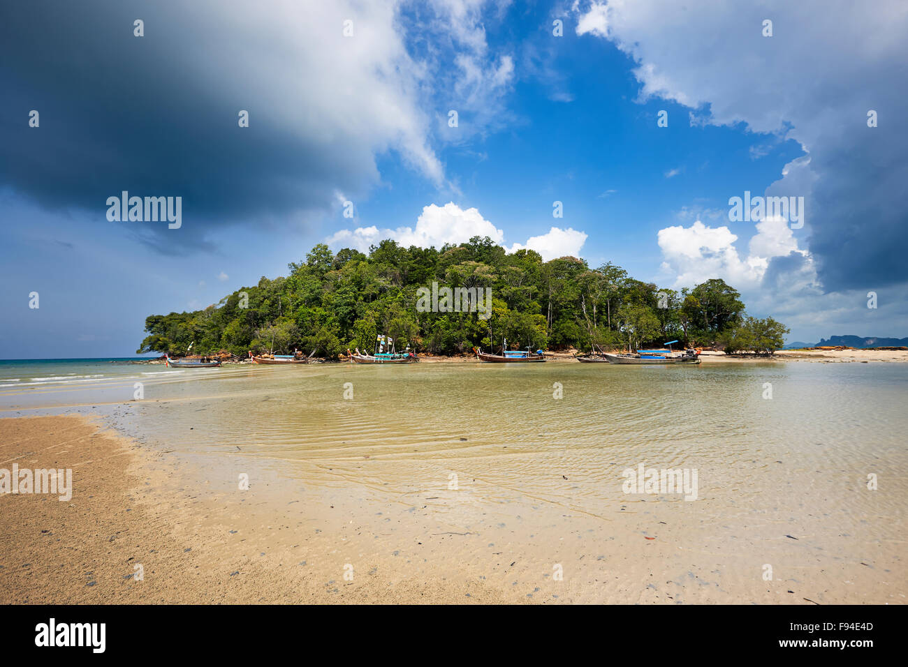 Piccola isola appena fuori dalla spiaggia di Klong Muang. Provincia di Krabi, Thailandia. Foto Stock