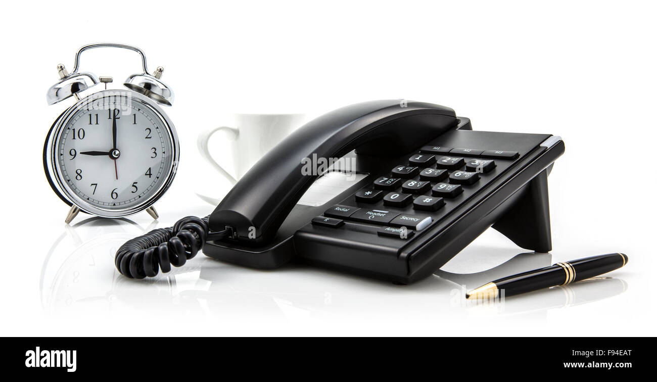 Ufficio concetto di tempo con telefono, penna, coppa e orologio su sfondo bianco Foto Stock