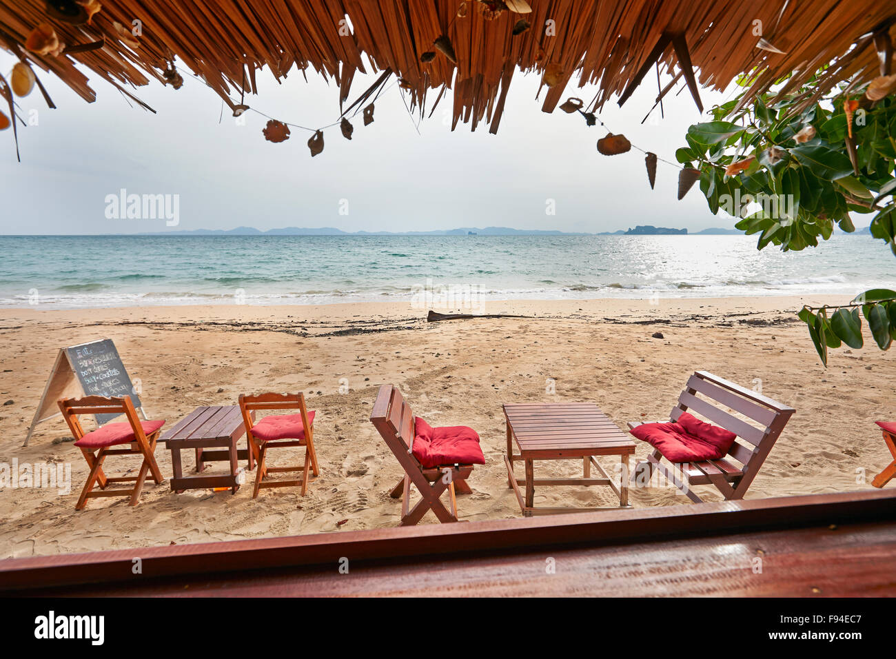 Bar sulla spiaggia vuoto. Klong Muang Beach, Provincia di Krabi, Thailandia. Foto Stock