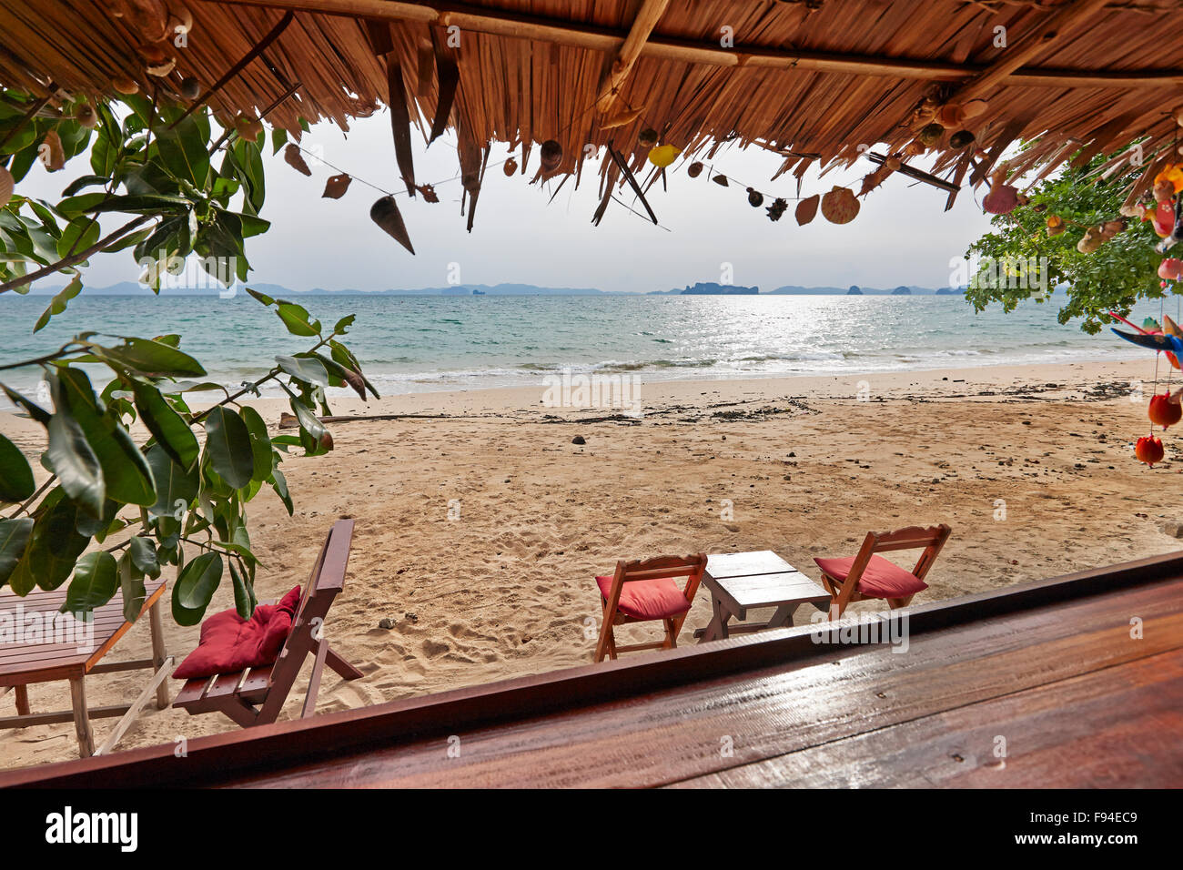 Vista da un semplice bar sulla spiaggia sulla Klong Muang Beach. Provincia di Krabi, Thailandia. Foto Stock