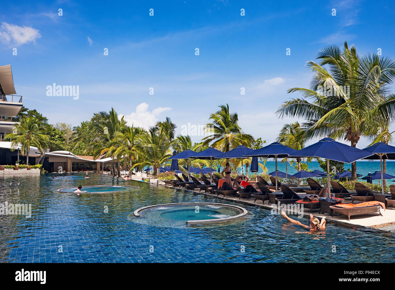 Al di là di Resort Krabi area piscina. Klong Muang Beach, Provincia di Krabi, Thailandia. Foto Stock