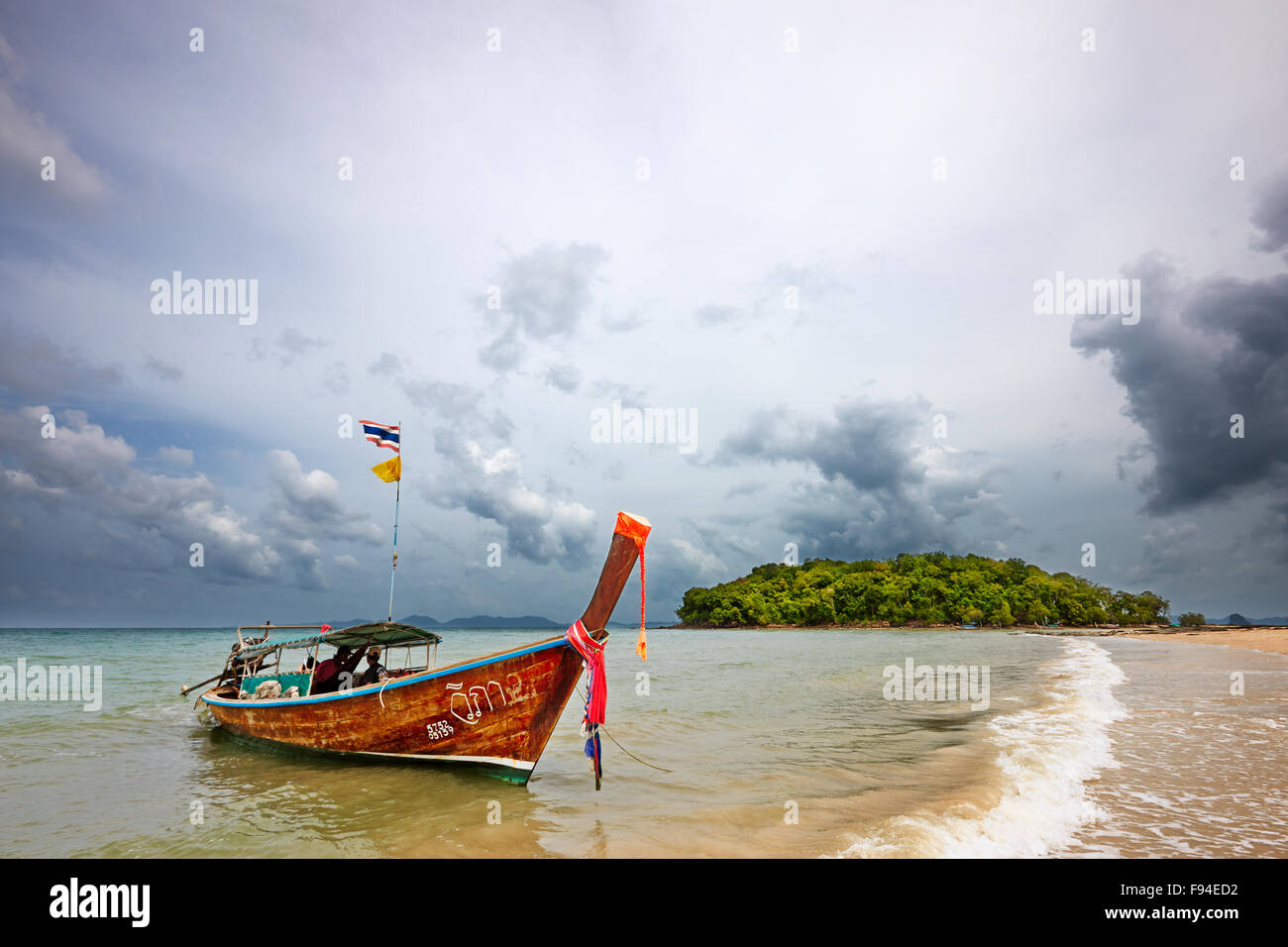 Longtail boat a Klong Muang Beach. Provincia di Krabi, Thailandia. Foto Stock