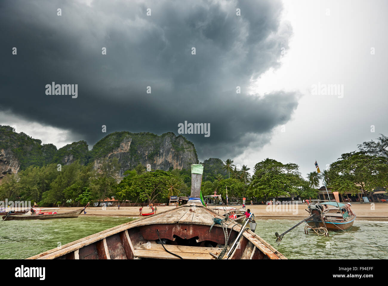 Longtail imbarcazioni al West Railay Beach. Provincia di Krabi, Thailandia. Foto Stock