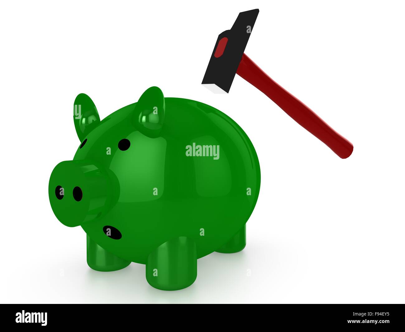 Green salvadanaio con martello su sfondo bianco Foto Stock