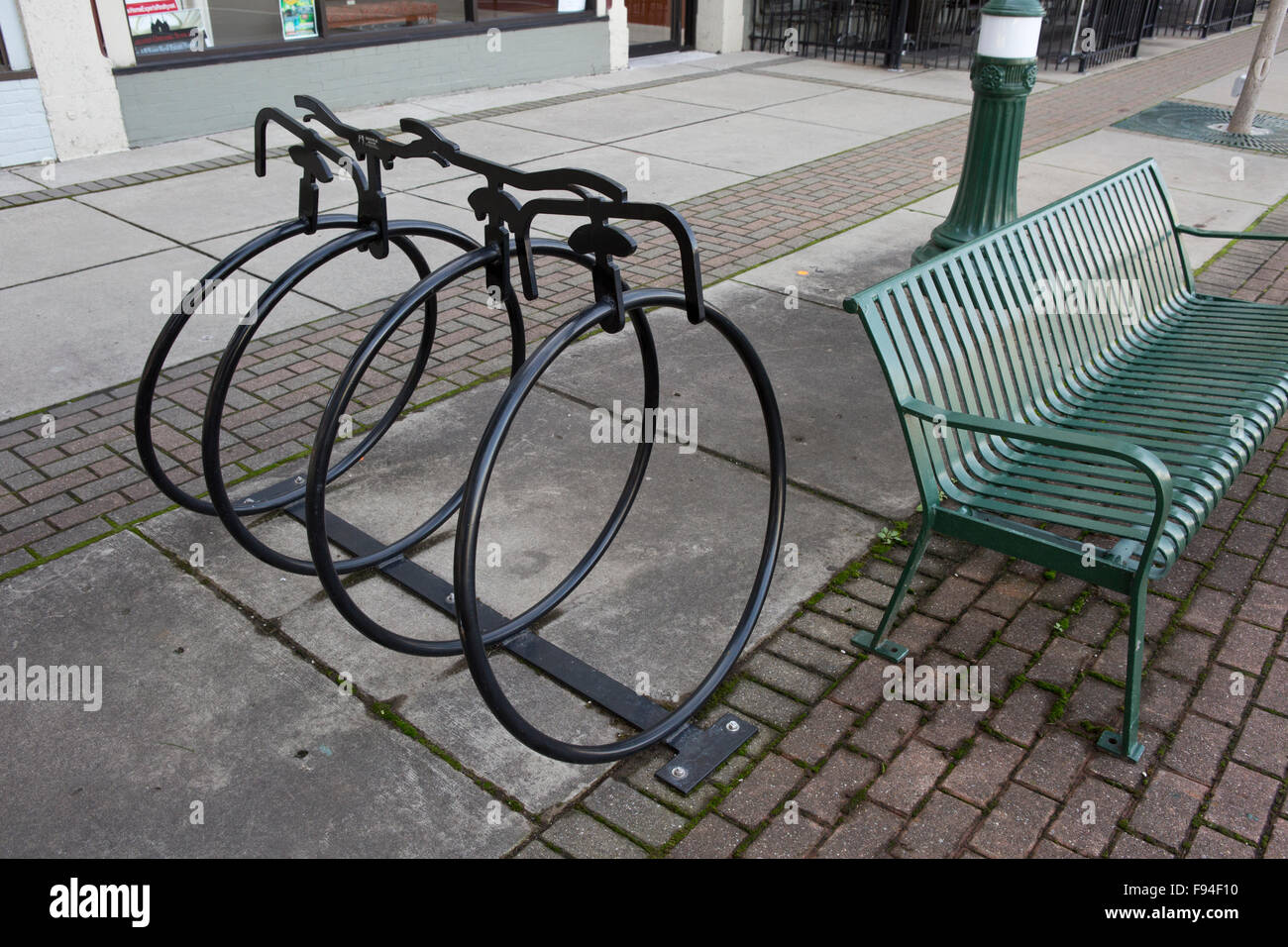 Portabiciclette nella forma di un penny farthing bicicletta (ruota alta, alta wheeler ordinari) Foto Stock