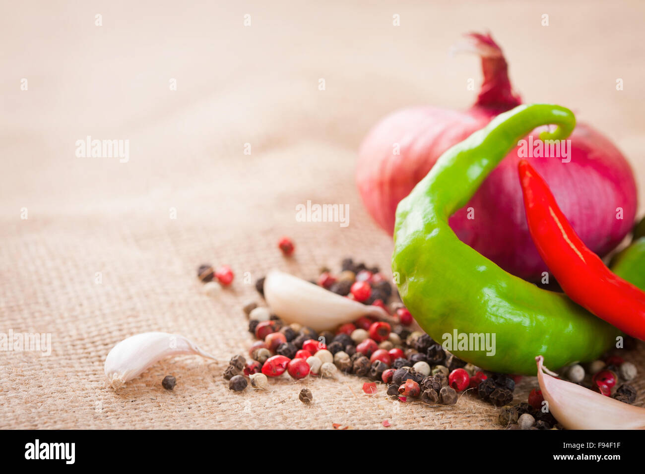 Cipolle, aglio, peperoncino e spezie sul tavolo di close-up Foto Stock