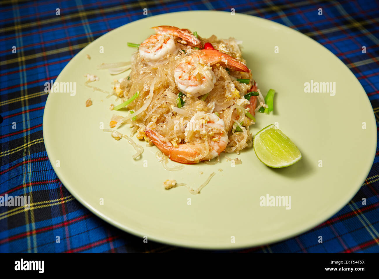 Saltate in padella spaghetti di vetro con i gamberi. Provincia di Krabi, Thailandia. Foto Stock