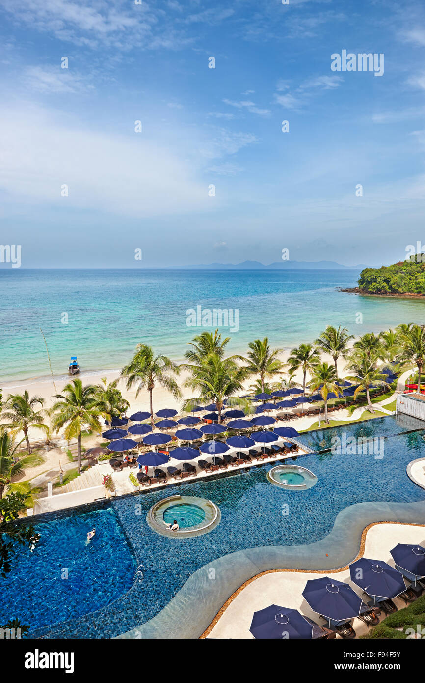 Elegante piscina del resort e la spiaggia. Klong Muang Beach, Provincia di Krabi, Thailandia. Foto Stock