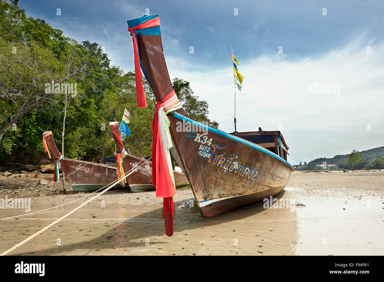 Longtail imbarcazioni a Klong Muang Beach. Provincia di Krabi, Thailandia. Foto Stock