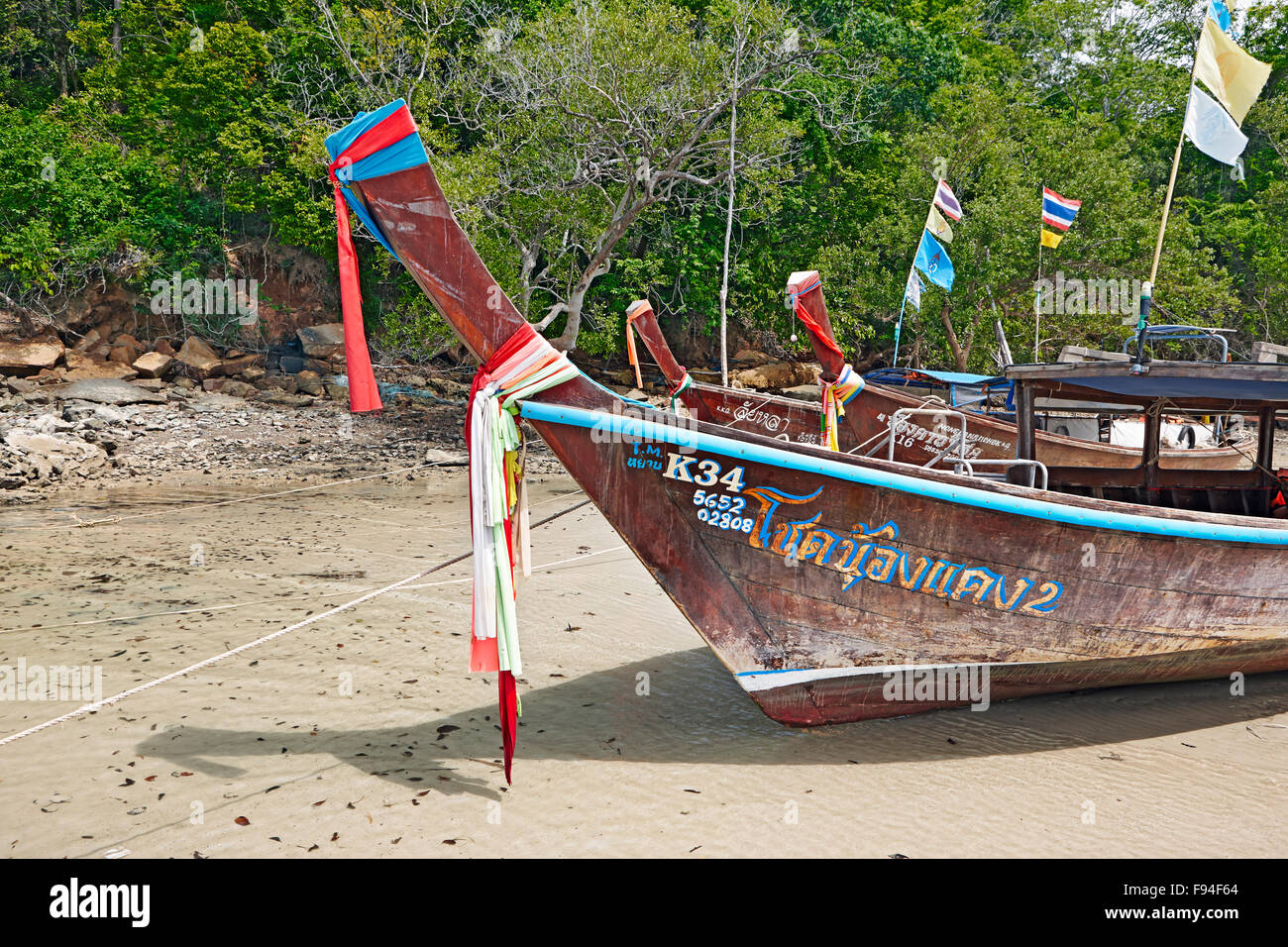 Longtail imbarcazioni a Klong Muang Beach. Provincia di Krabi, Thailandia. Foto Stock