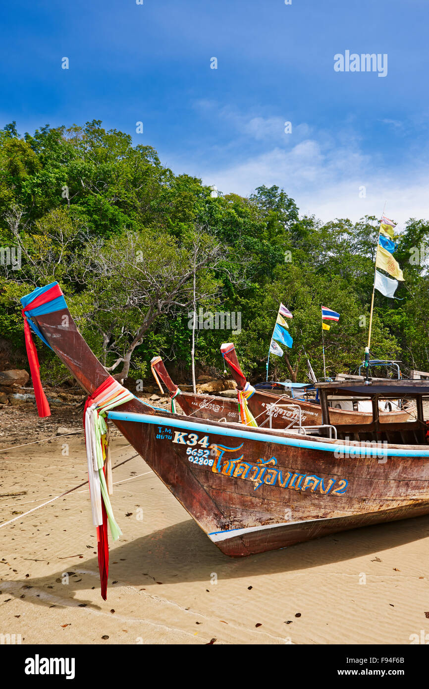 Longtail imbarcazioni a Klong Muang Beach. Provincia di Krabi, Thailandia. Foto Stock