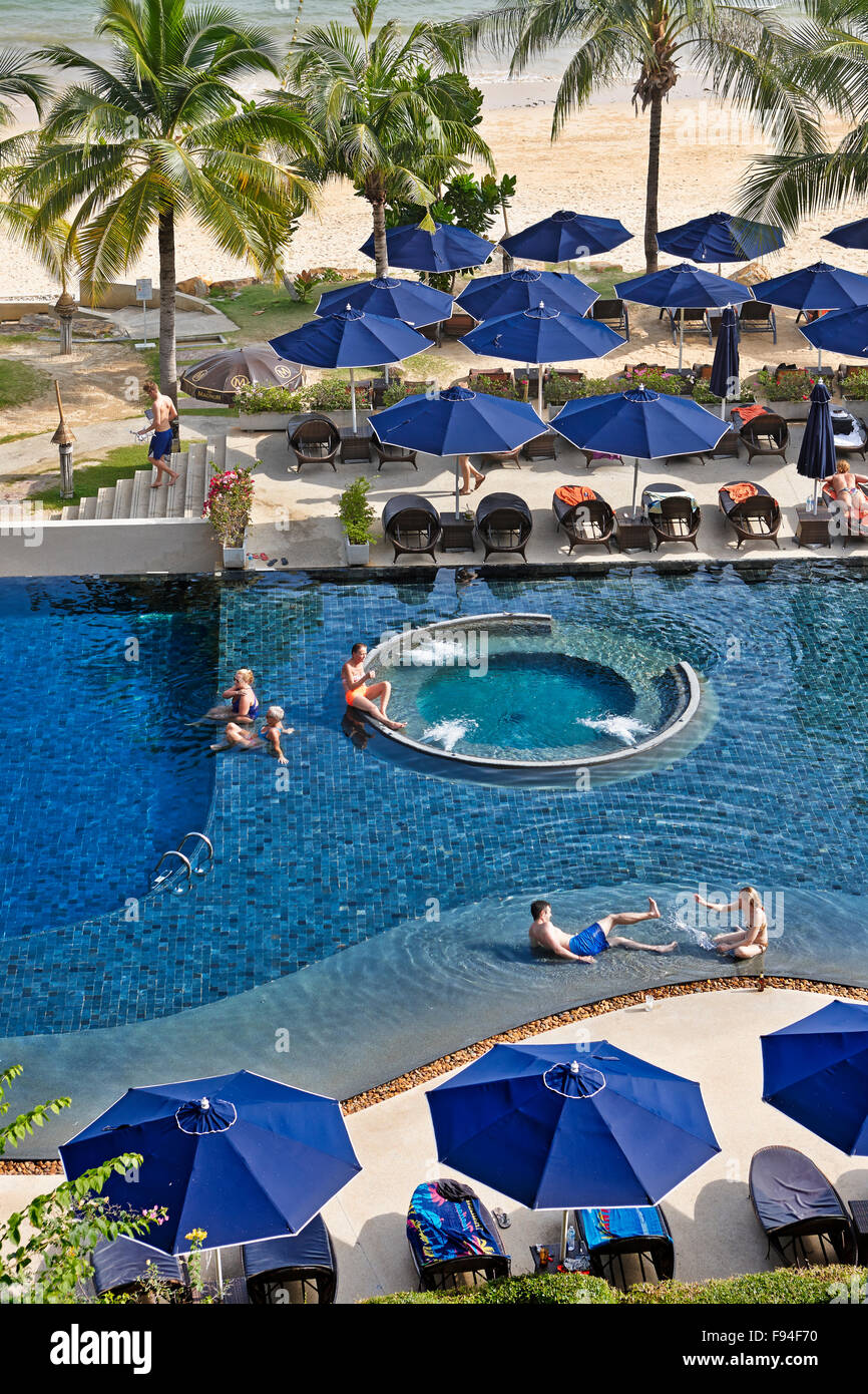 Elegante piscina del resort e la spiaggia. Klong Muang Beach, Provincia di Krabi, Thailandia. Foto Stock