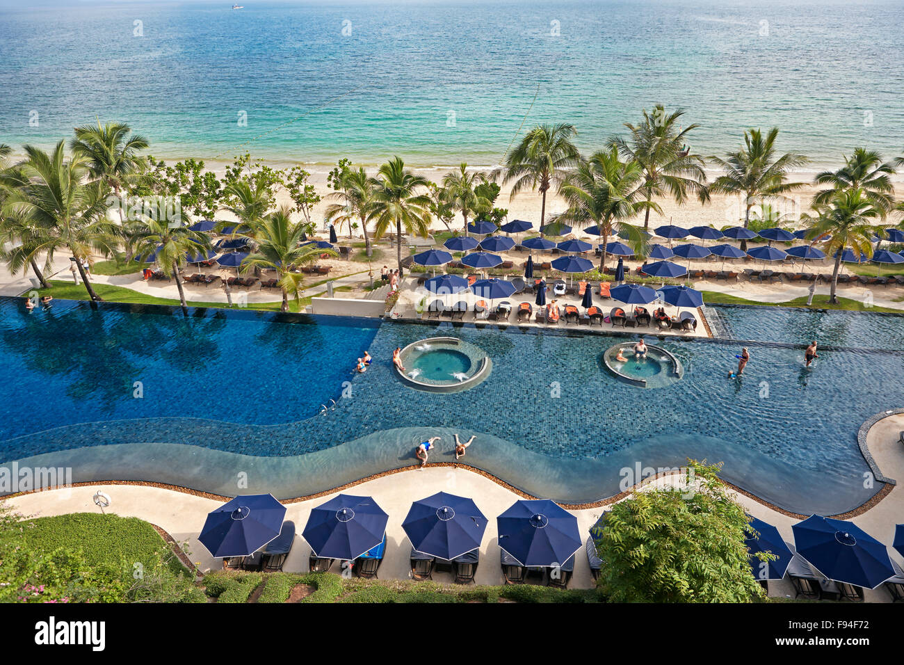 Vista aerea della piscina e della spiaggia di un resort di lusso presso Klong Muang Beach. Provincia di Krabi, Tailandia. Foto Stock