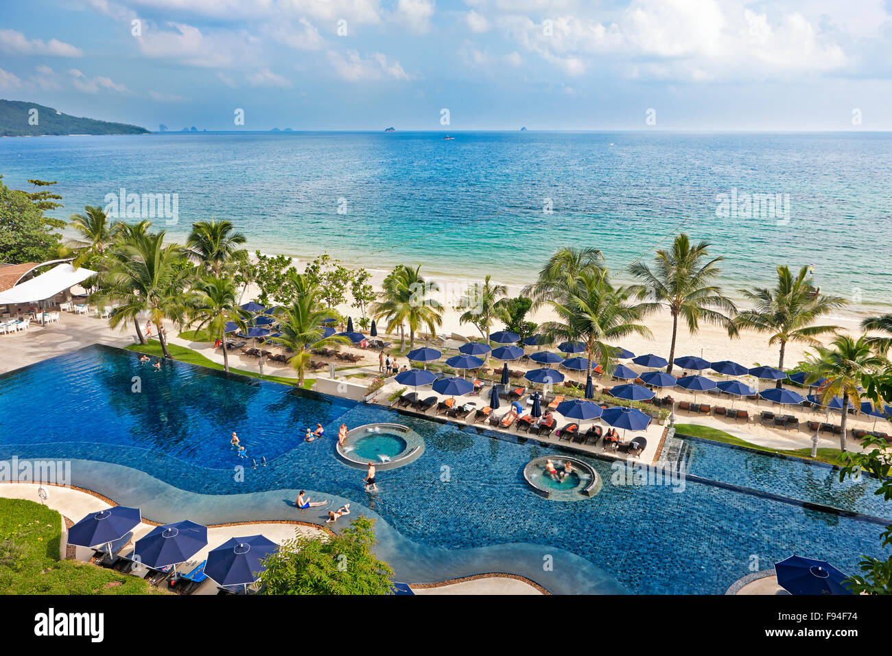 Vista aerea della piscina e della spiaggia di un resort di lusso presso Klong Muang Beach. Provincia di Krabi, Tailandia. Foto Stock