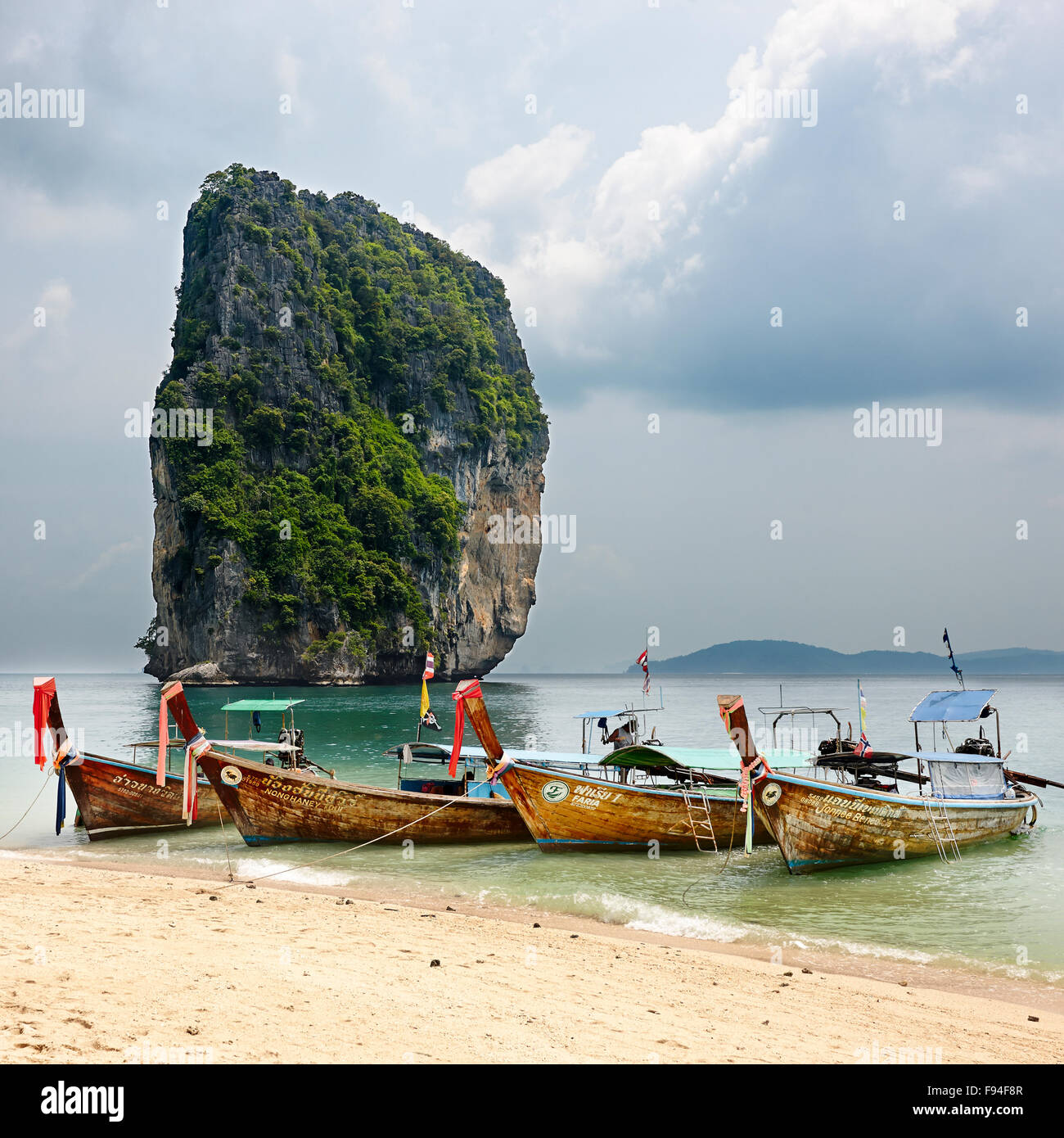 Longtail imbarcazioni presso la spiaggia. Poda Island (Koh Poda), Provincia di Krabi, Thailandia. Foto Stock