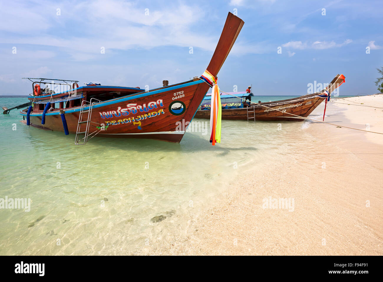 Longtail barche sulla spiaggia il Poda Island (Koh Poda). Provincia di Krabi, Thailandia. Foto Stock