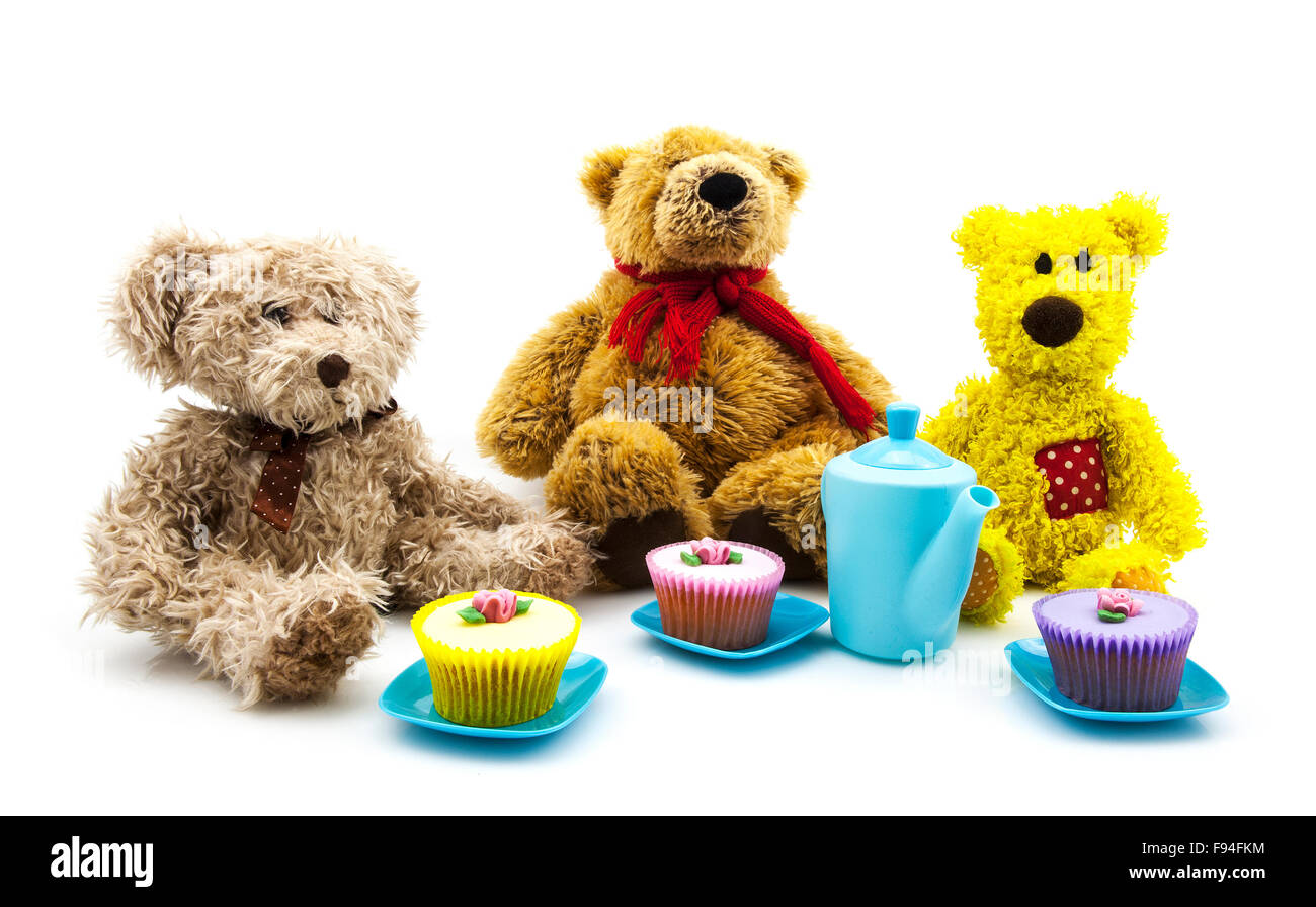 Teddy bear picnic con tè e dolci su uno sfondo bianco Foto Stock