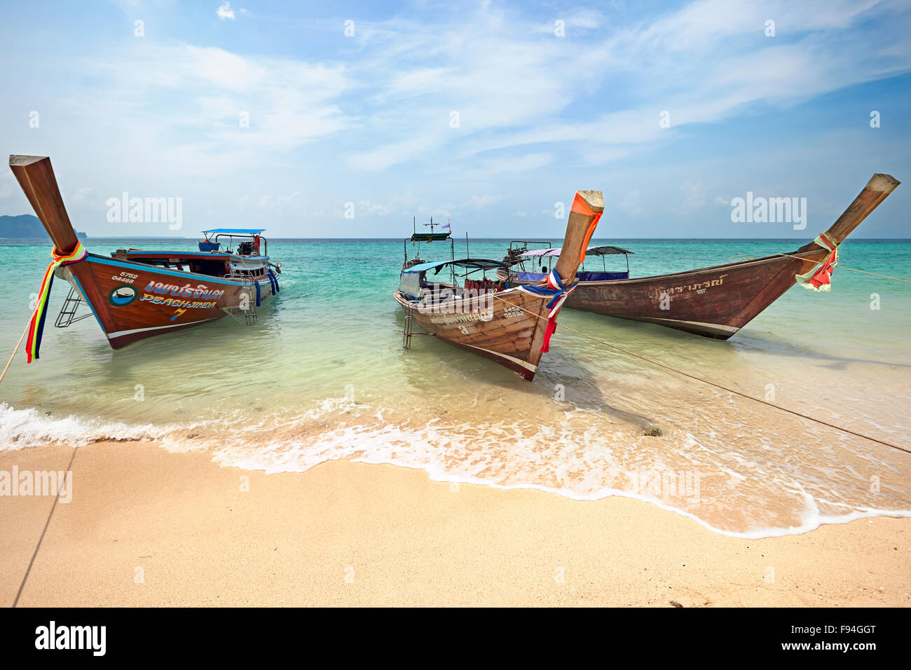 Longtail barche sulla spiaggia il Poda Island (Koh Poda). Provincia di Krabi, Thailandia. Foto Stock