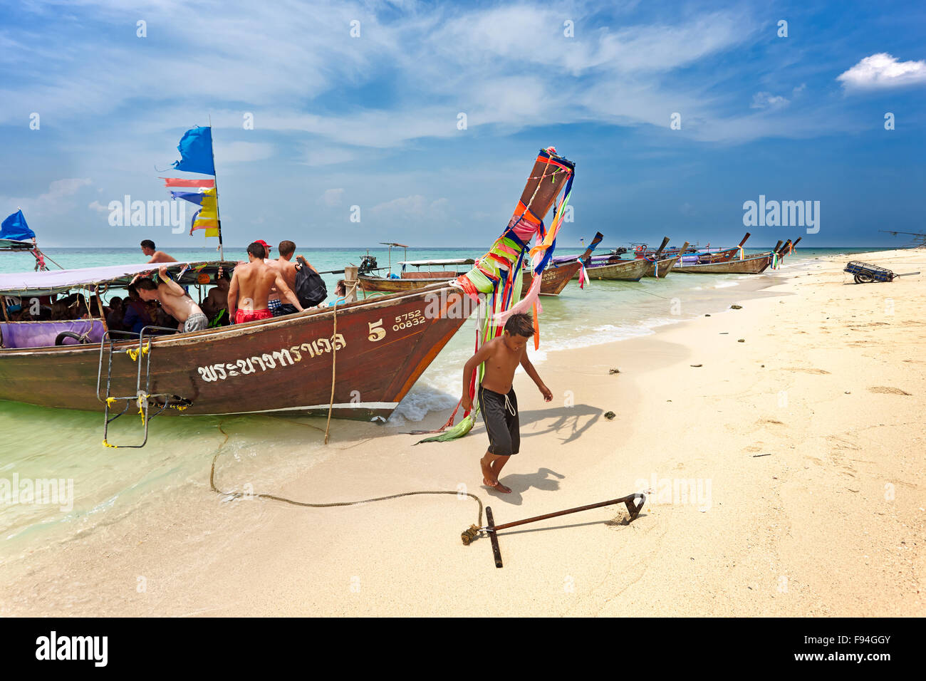 Longtail barche sulla spiaggia il Poda Island (Koh Poda). Provincia di Krabi, Thailandia. Foto Stock