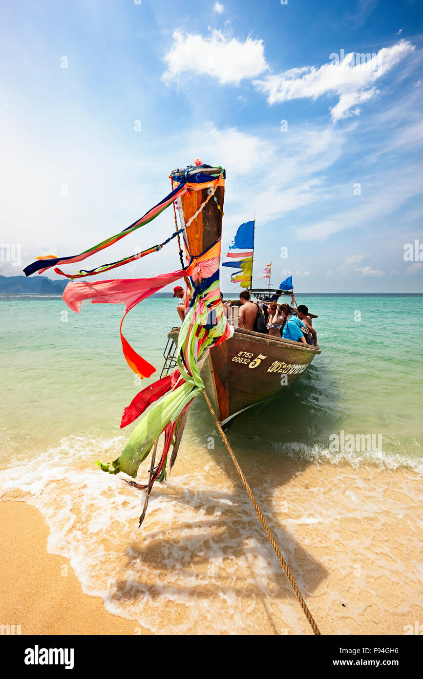 Tradizionale barca tailandese a coda lunga decorata con nastri colorati ormeggiati alla spiaggia sull'isola di Poda (Koh Poda). Provincia di Krabi, Tailandia. Foto Stock