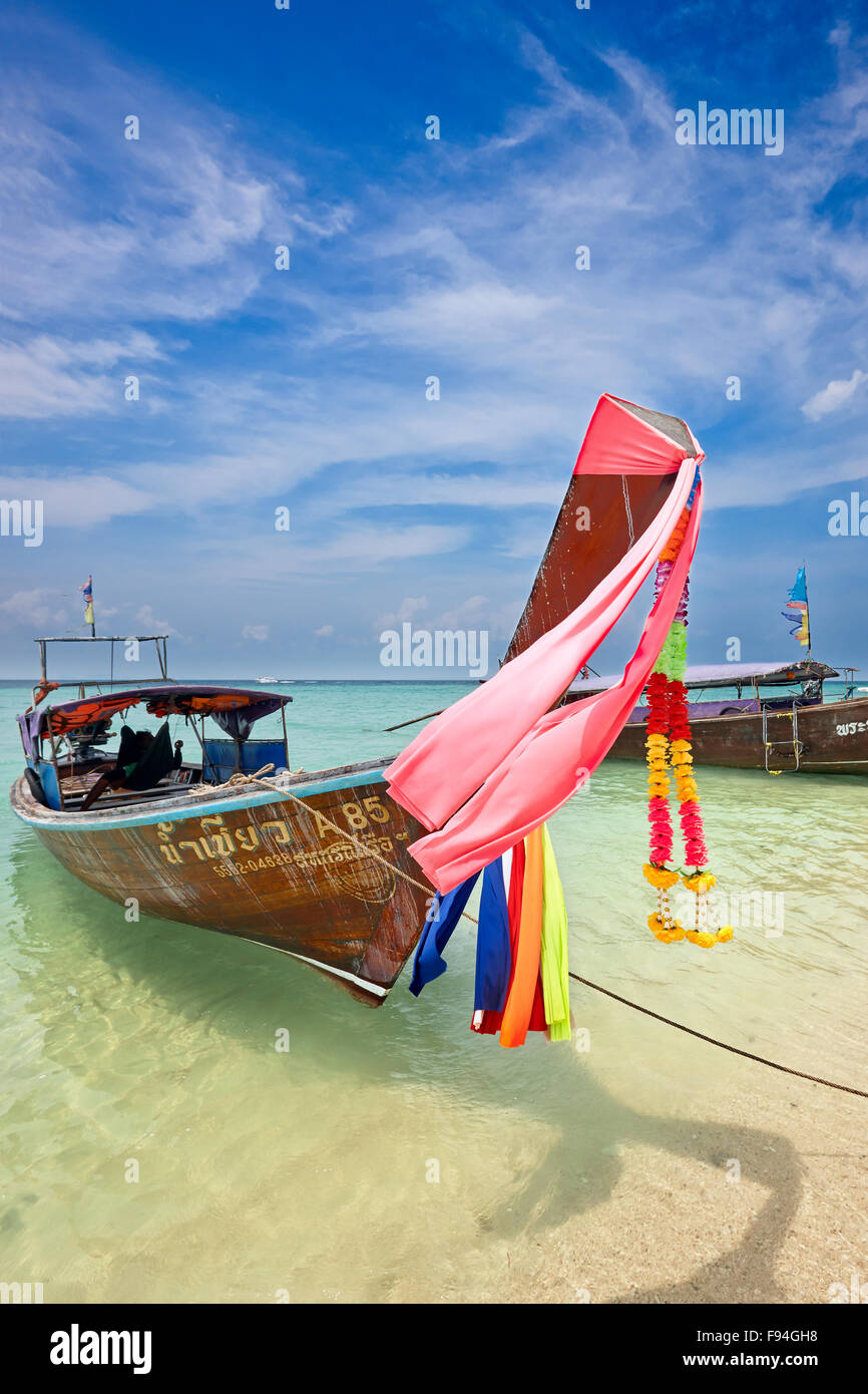 Longtail barche sulla spiaggia il Poda Island (Koh Poda). Provincia di Krabi, Thailandia. Foto Stock