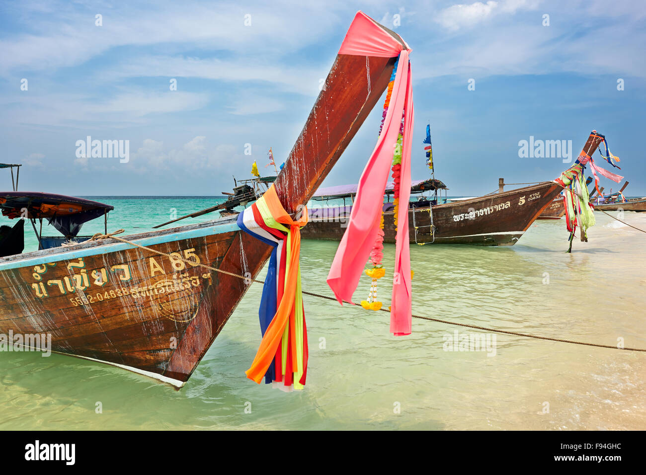 Longtail barche sulla spiaggia il Poda Island (Koh Poda). Provincia di Krabi, Thailandia. Foto Stock