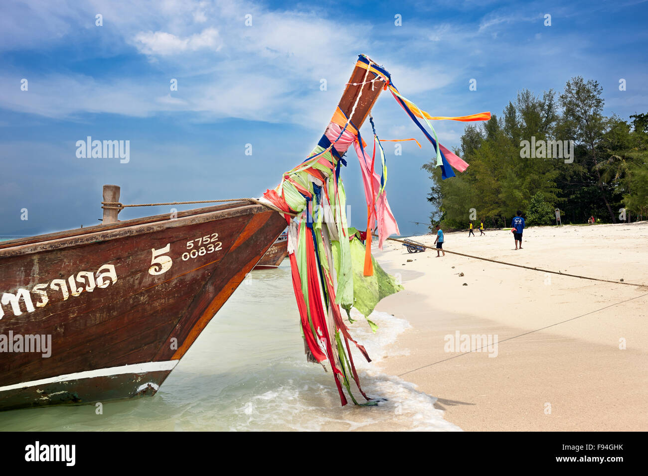 Longtail barche sulla spiaggia il Poda Island (Koh Poda). Provincia di Krabi, Thailandia. Foto Stock