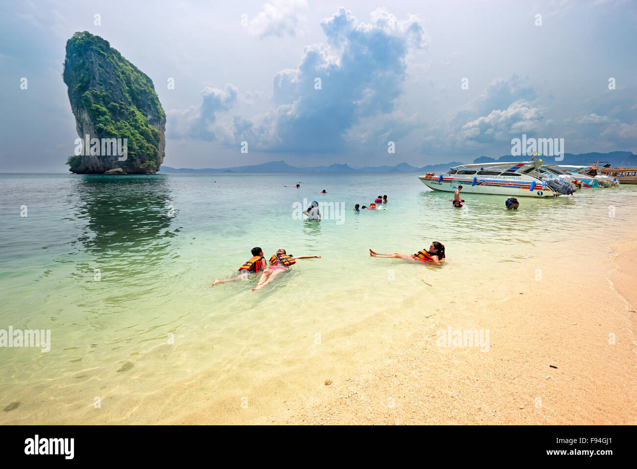 Sulla spiaggia di Poda Island (Koh Poda). Provincia di Krabi, Thailandia. Foto Stock