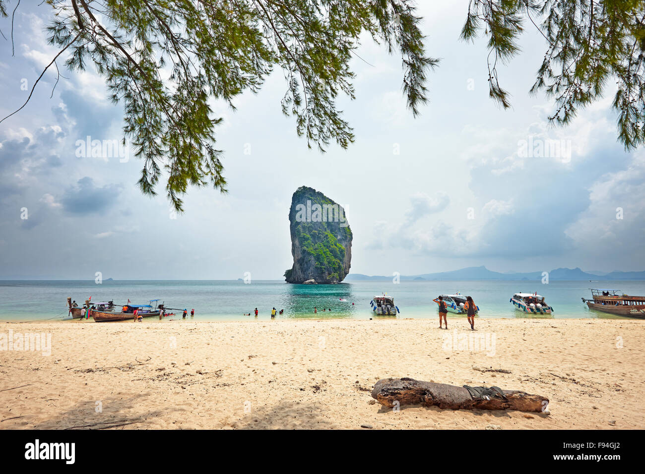 Sulla spiaggia di Poda Island (Koh Poda). Provincia di Krabi, Thailandia. Foto Stock