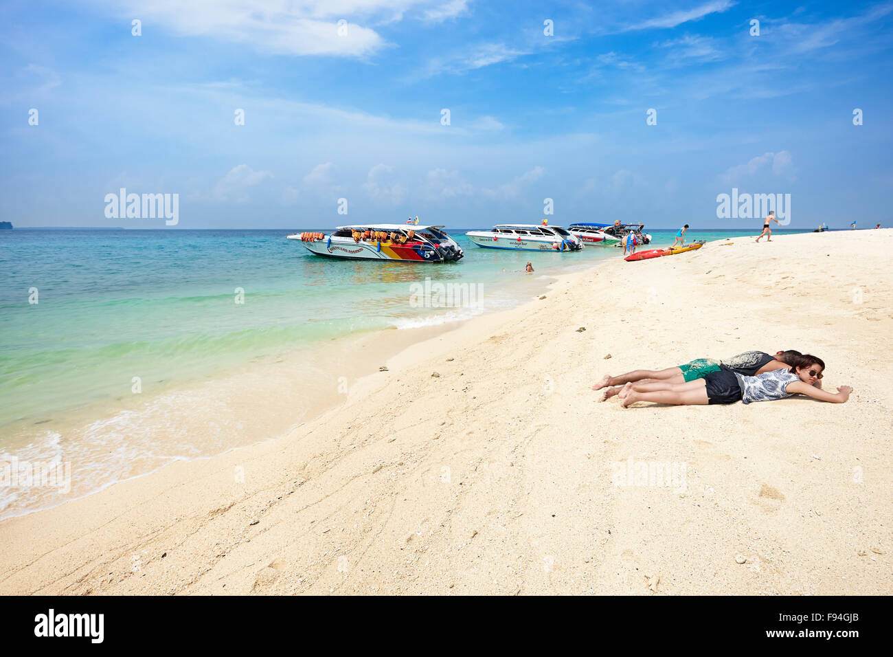 Sulla spiaggia di Poda Island (Koh Poda). Provincia di Krabi, Thailandia. Foto Stock