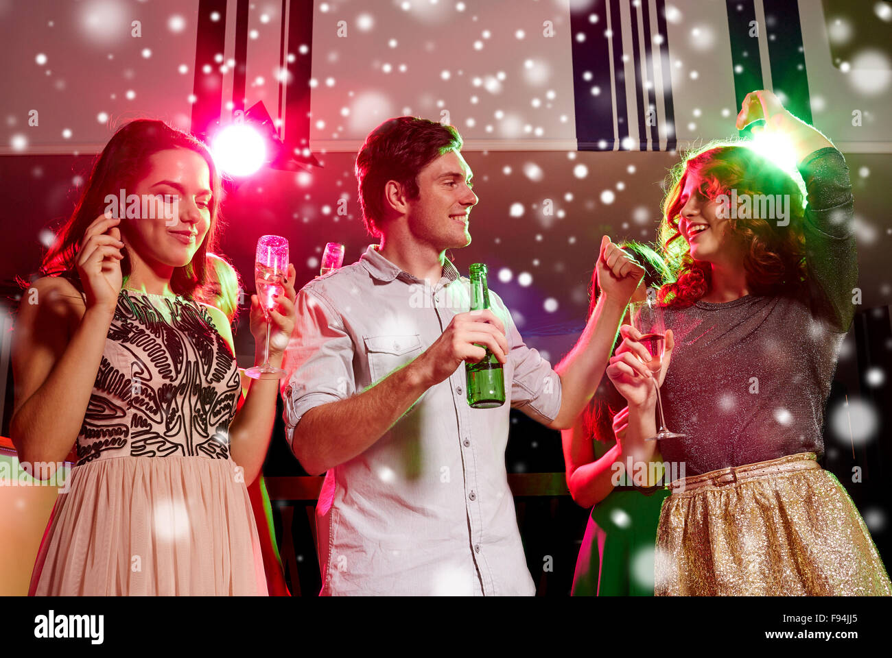 Amici sorridente con bicchieri di vino e birra in club Foto Stock