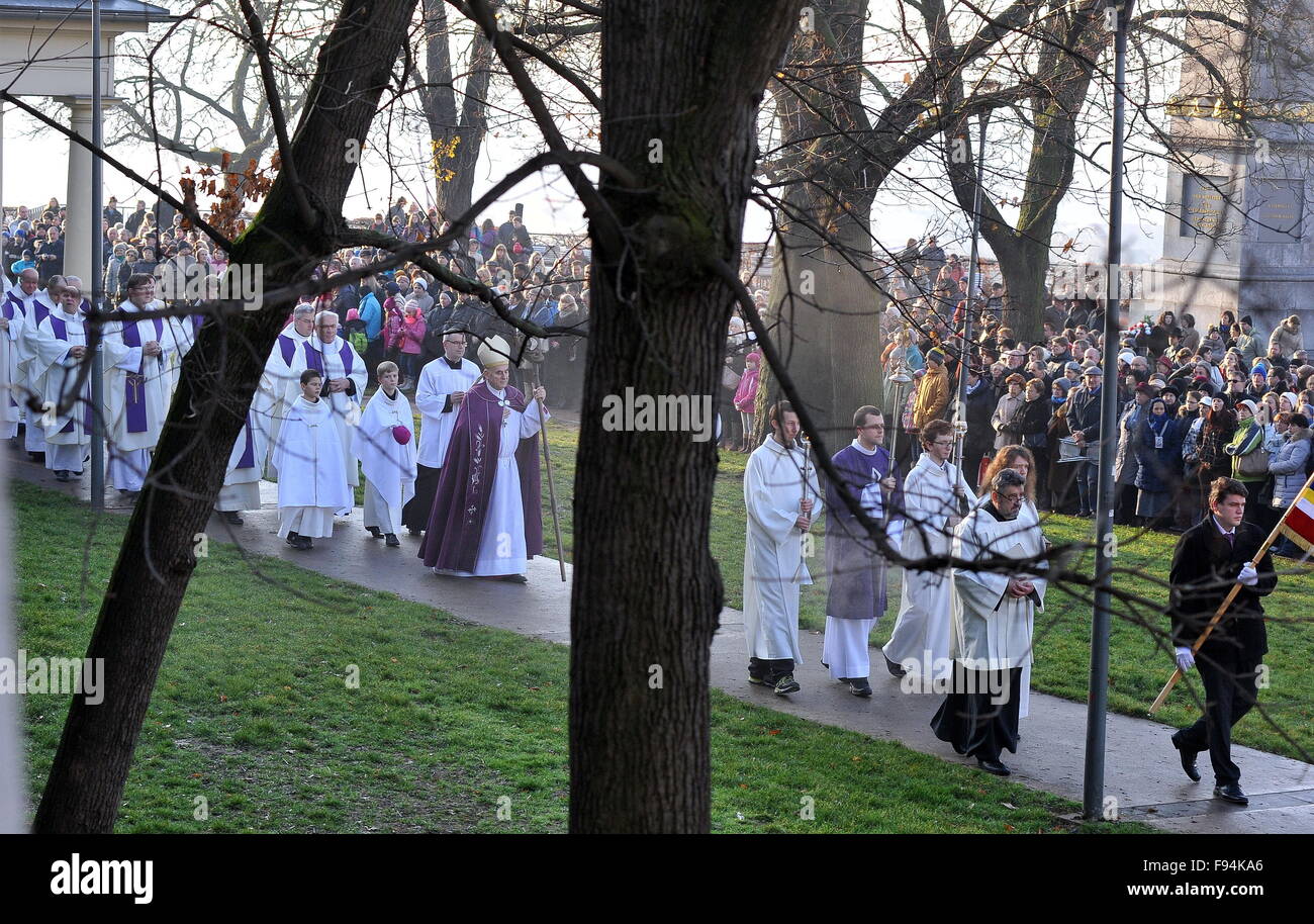 Messa pontificale in occasione dell apertura dell anno di misericordia dichiarata da Papa Francesco e il simbolico apertura del "Santo" porta alla cattedrale ha avuto luogo a Brno, in Repubblica ceca, 13 dicembre 2015. Scout ceca da Brno tradizionalmente portato la luce di Betlemme, uno dei piuttosto moderna i simboli del Natale, da Vienna in Repubblica Ceca. I credenti si sono riuniti in un parco nelle vicinanze (nella foto) da cui hanno camminato alla cattedrale e guardato la cerimonia, seguita da una messa pontificale. Dopo la Messa, la gente potrebbe prendere la luce home in lanterne lampions o. (CTK foto/Igor Zehl) Foto Stock