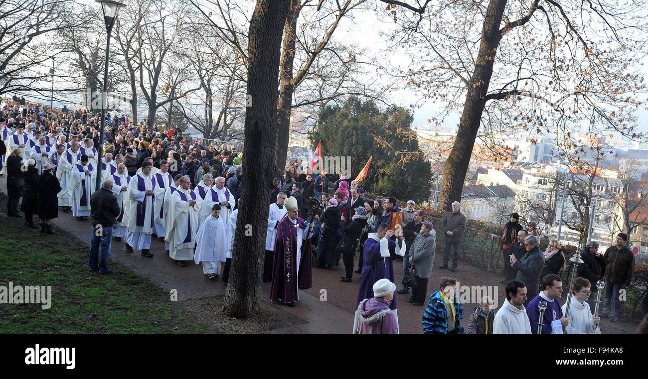 Messa pontificale in occasione dell apertura dell anno di misericordia dichiarata da Papa Francesco e il simbolico apertura del "Santo" porta alla cattedrale ha avuto luogo a Brno, in Repubblica ceca, 13 dicembre 2015. Scout ceca da Brno tradizionalmente portato la luce di Betlemme, uno dei piuttosto moderna i simboli del Natale, da Vienna in Repubblica Ceca. I credenti si sono riuniti in un parco nelle vicinanze (nella foto) da cui hanno camminato alla cattedrale e guardato la cerimonia, seguita da una messa pontificale. Dopo la Messa, la gente potrebbe prendere la luce home in lanterne lampions o. (CTK foto/Igor Zehl) Foto Stock