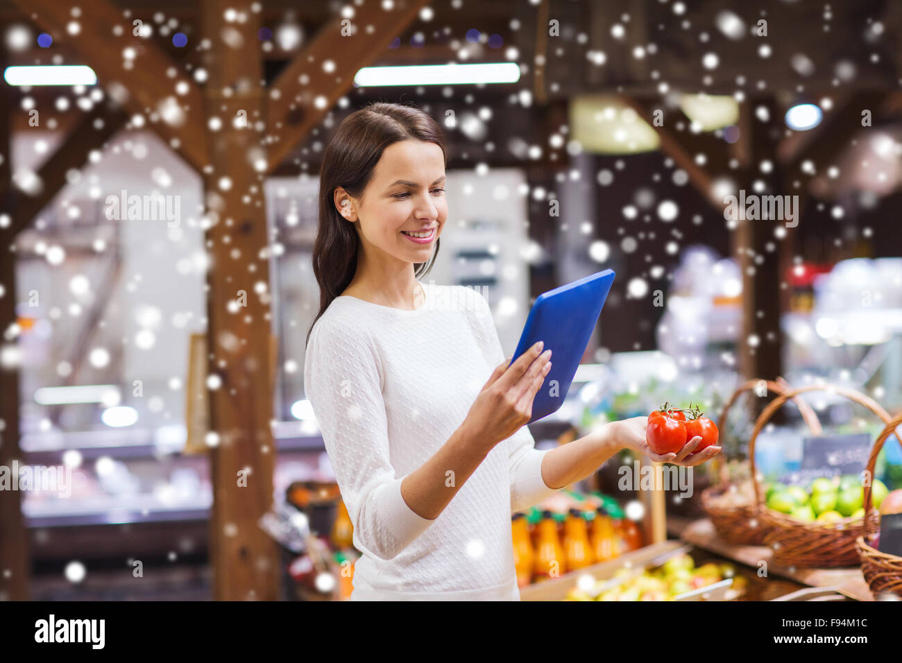 Donna felice con cestello e tablet pc nel mercato Foto Stock