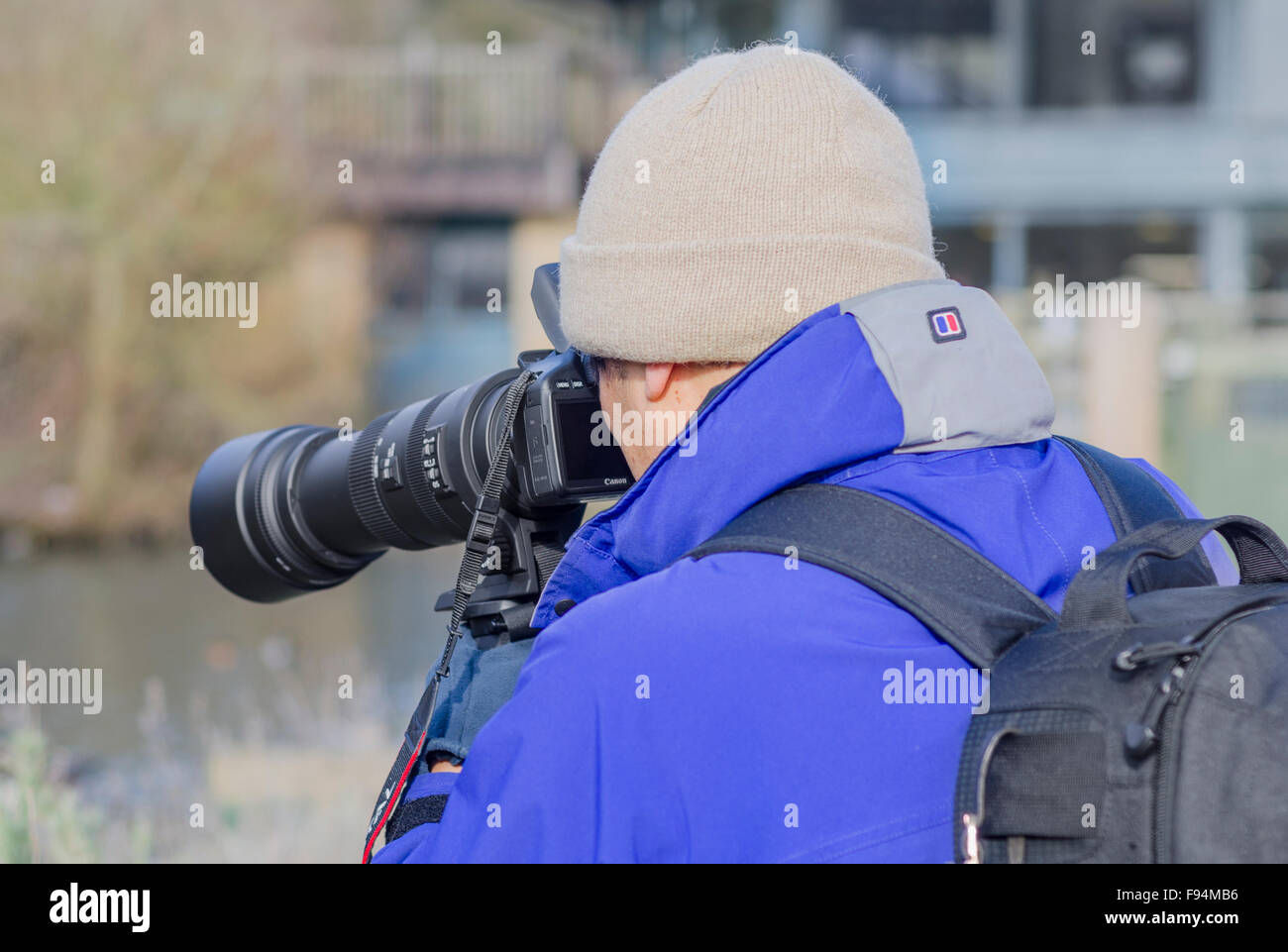 Fotografo maschio con un lungo teleobiettivo. Foto Stock