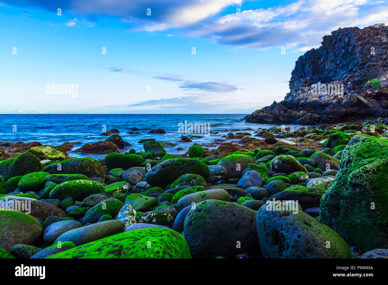 Spiaggia di pietra di mare con onde su Tenerife Isole Canarie in Spagna al giorno Foto Stock