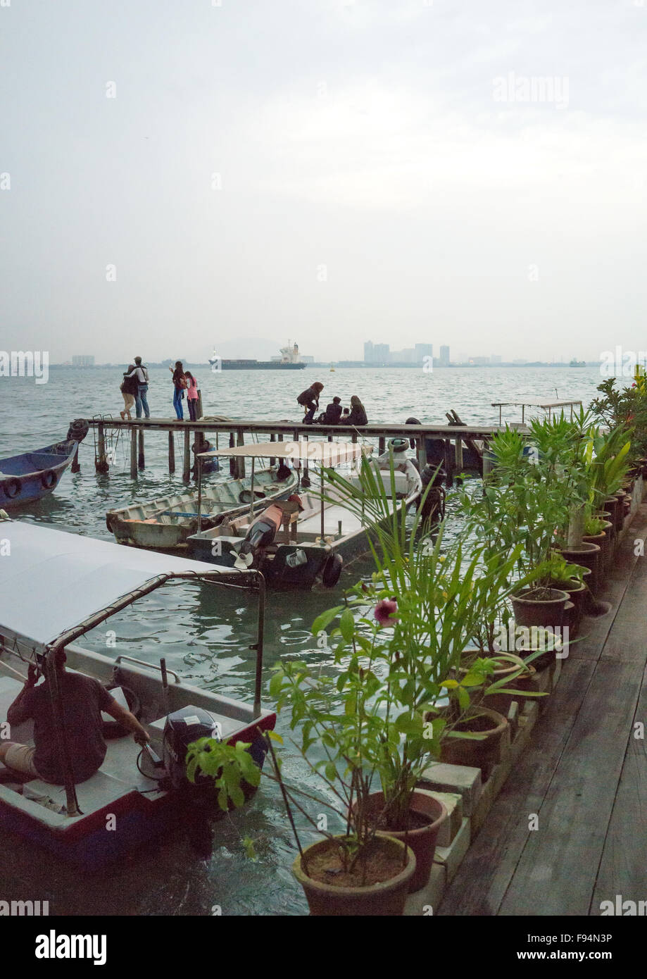 Barche sulla saldatura Quay Clan pontili di Penang Island, George Town, Malaysia Foto Stock
