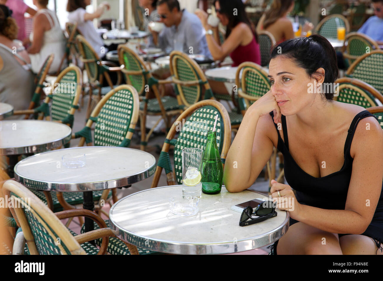 Un turista a più livelli presso le cafe, un ristorante esterno, Saint Tropez, Francia. Signor per soggetto principale Foto Stock