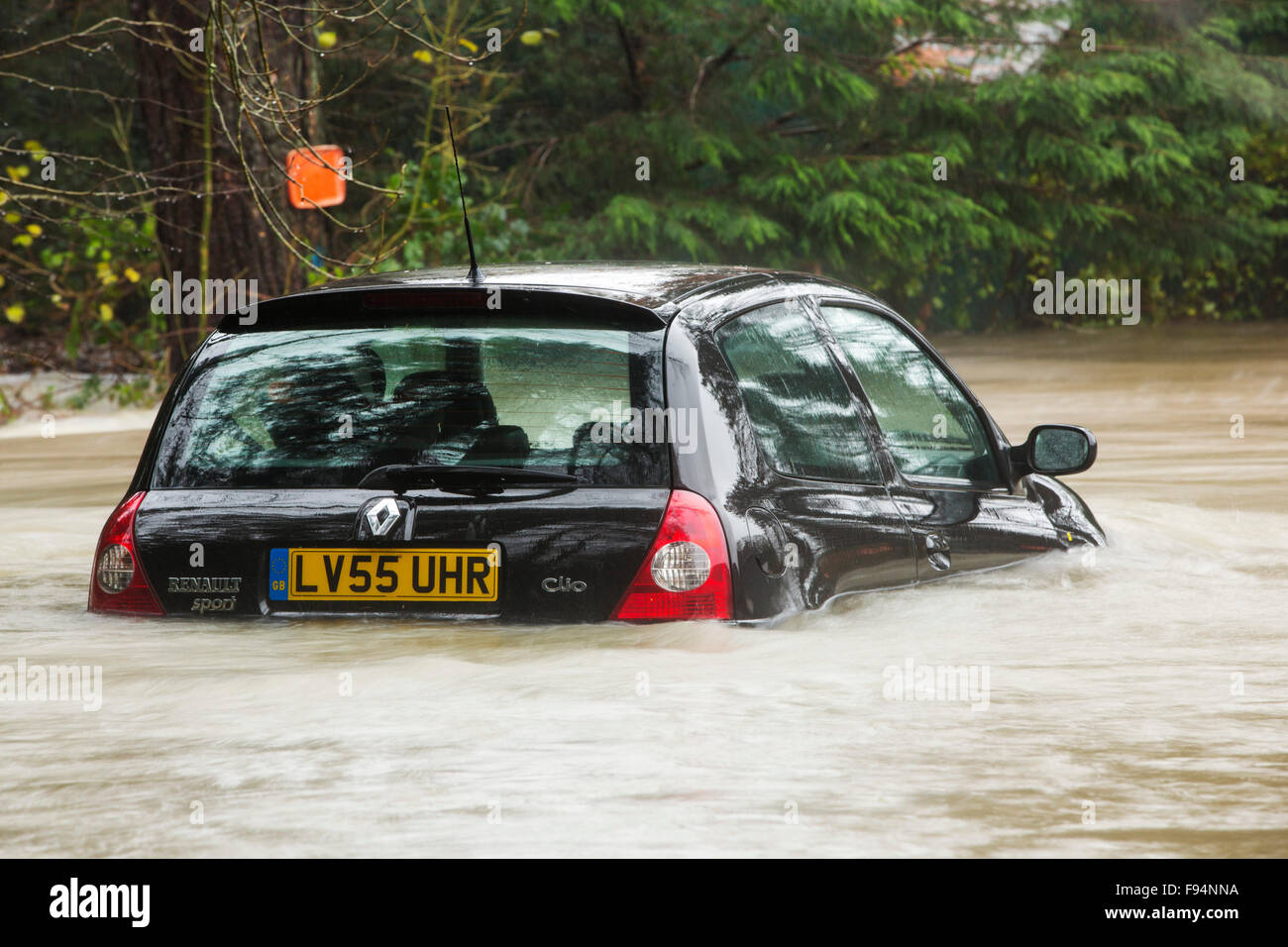 Un auto abbandonate in acque di esondazione in Ambleside dopo il fiume rothay scoppiare le sue banche nel distretto del lago sabato 5 dicembre 2015, durante una pioggia torrenziale dalla tempesta Desmond. Foto Stock