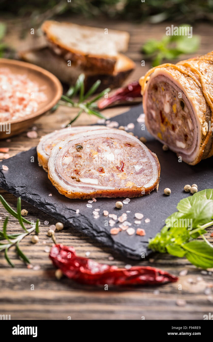Di maiale ripiene con involtino di carne macinata e uova Foto Stock