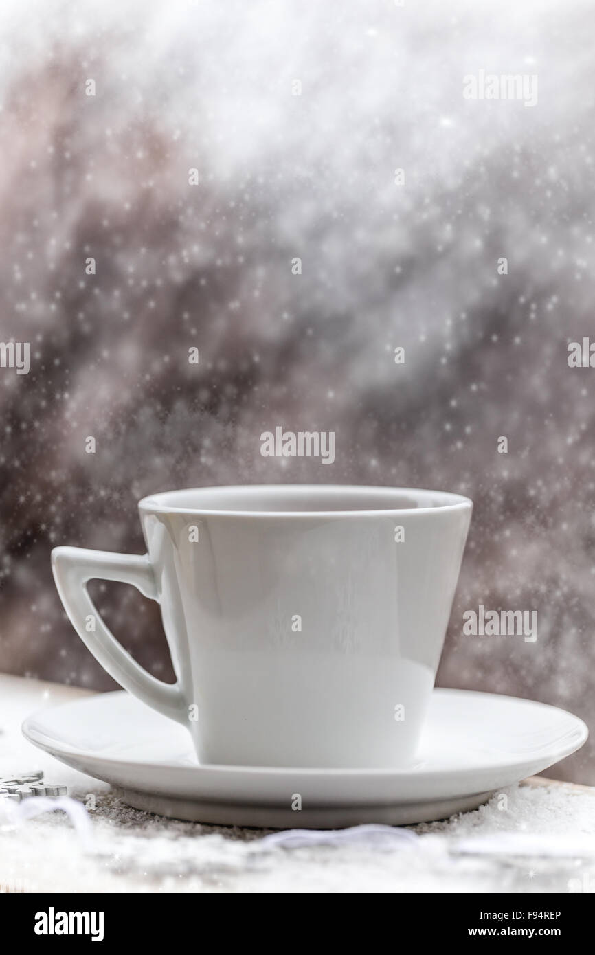 Tazza di tè caldo in inverno escursioni di neve Foto Stock