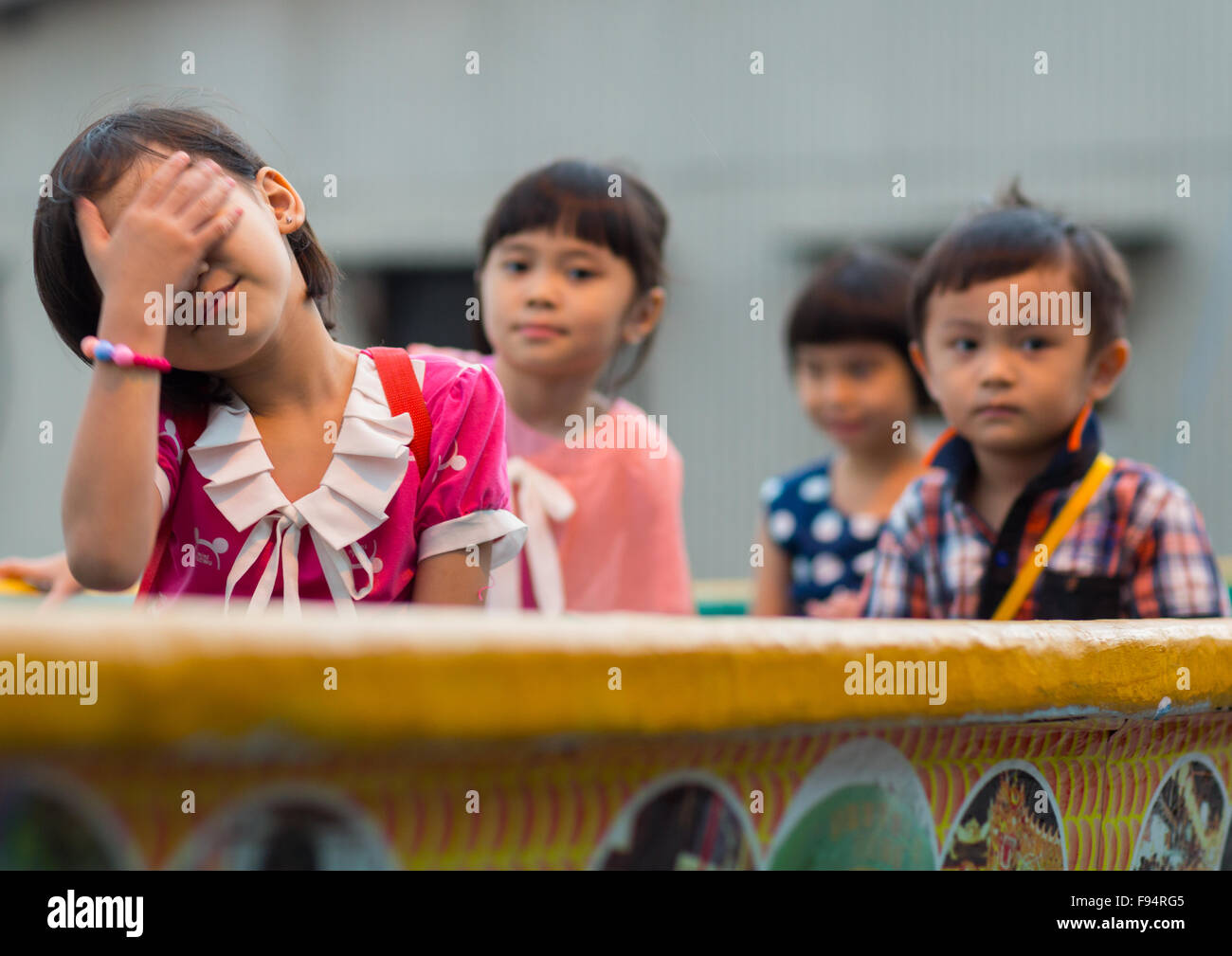 I bambini che vivono sul clan di saldatura Quay Piers, Penang Island, George Town, Malaysia Foto Stock