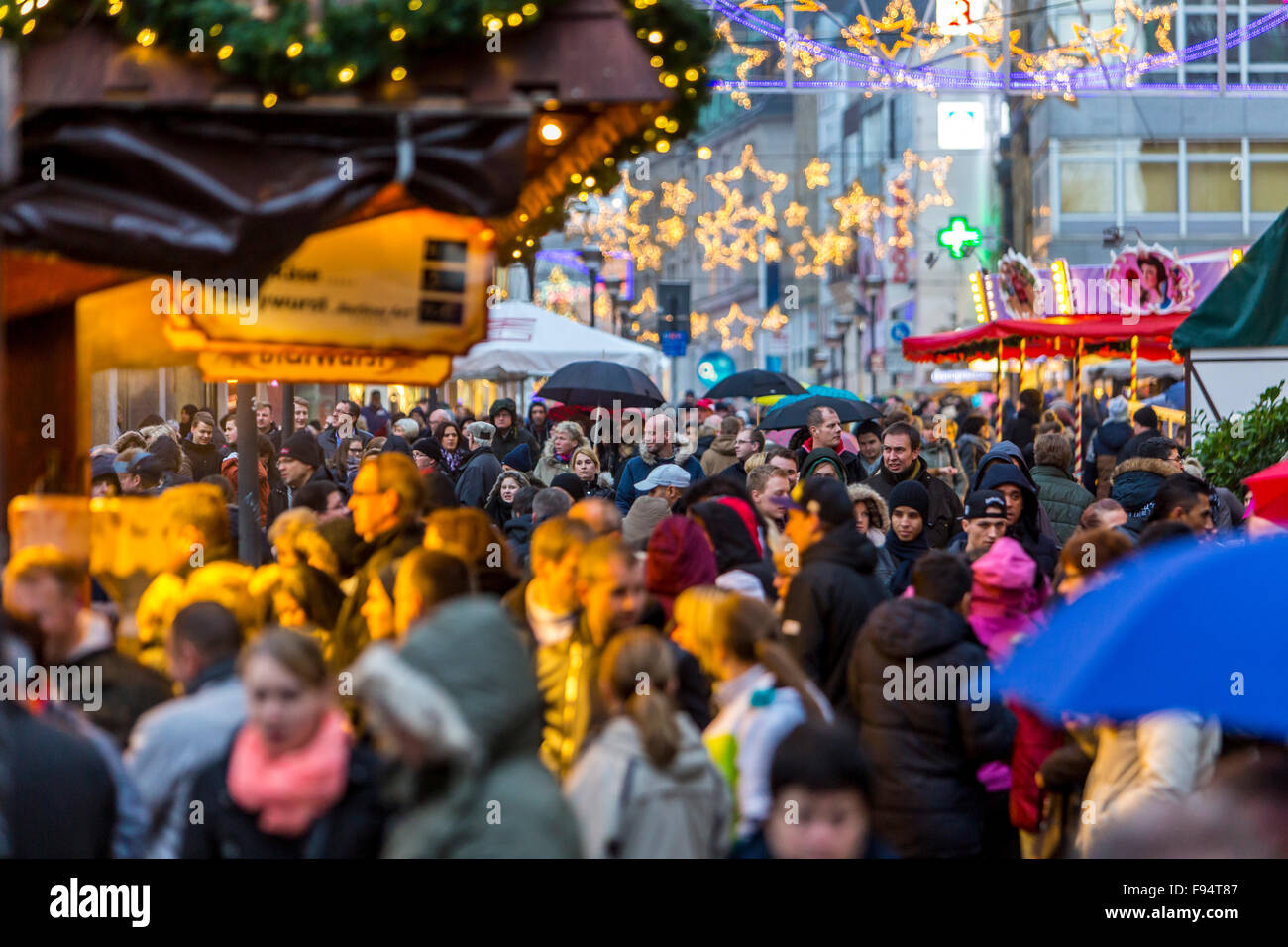 Shopping di Natale nel centro della città di Essen, Germania, decorazione di Natale nelle strade, mercato di Natale, Foto Stock