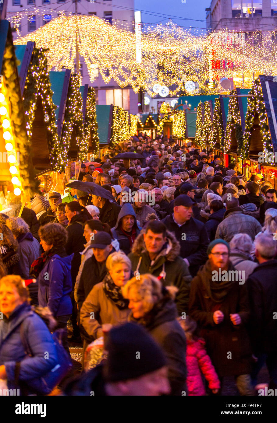 Shopping di Natale nel centro della città di Essen, Germania, decorazione di Natale nelle strade, mercato di Natale, Foto Stock