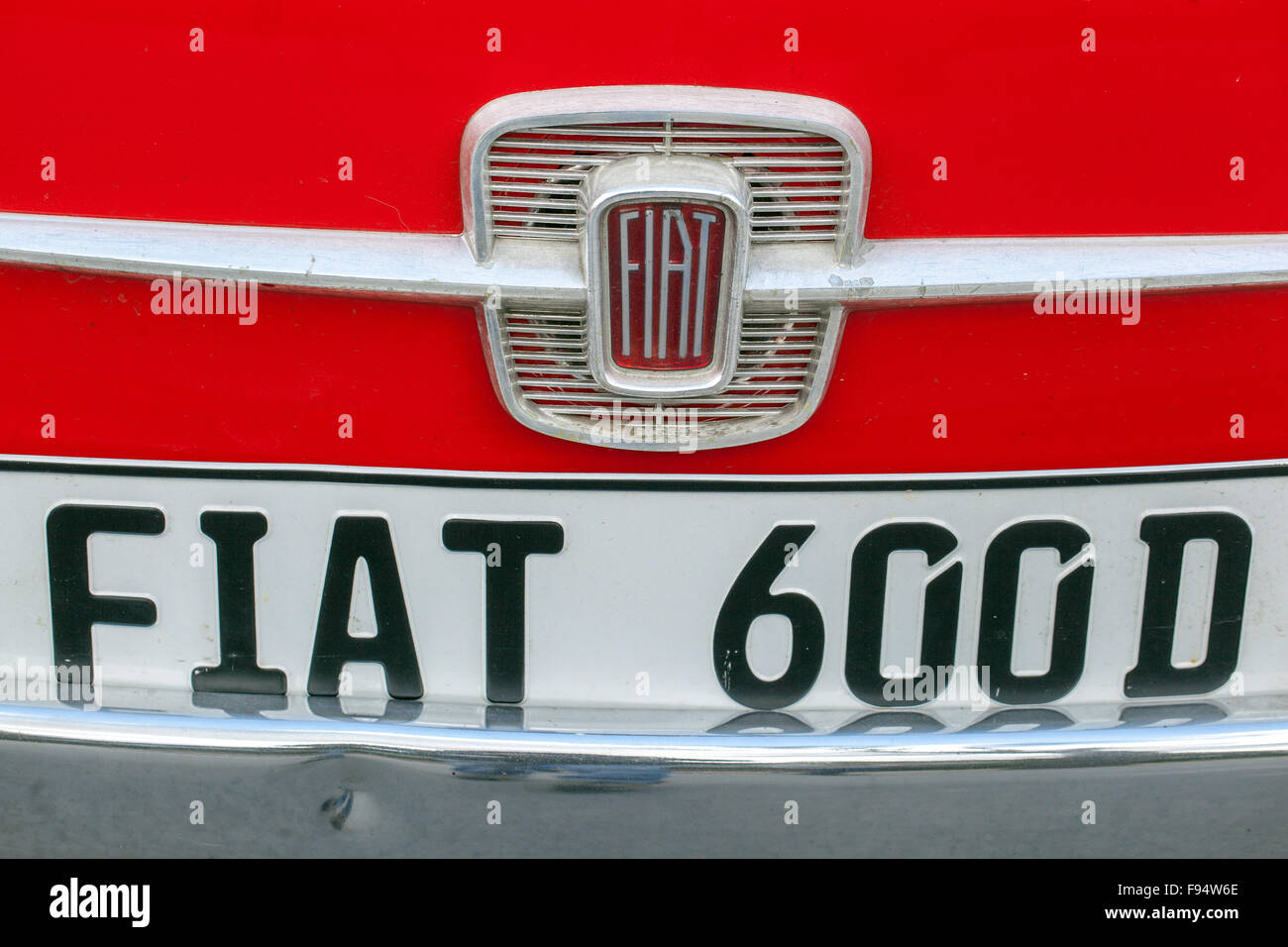Vecchia vettura Fiat logo Fiat 600 D Foto Stock