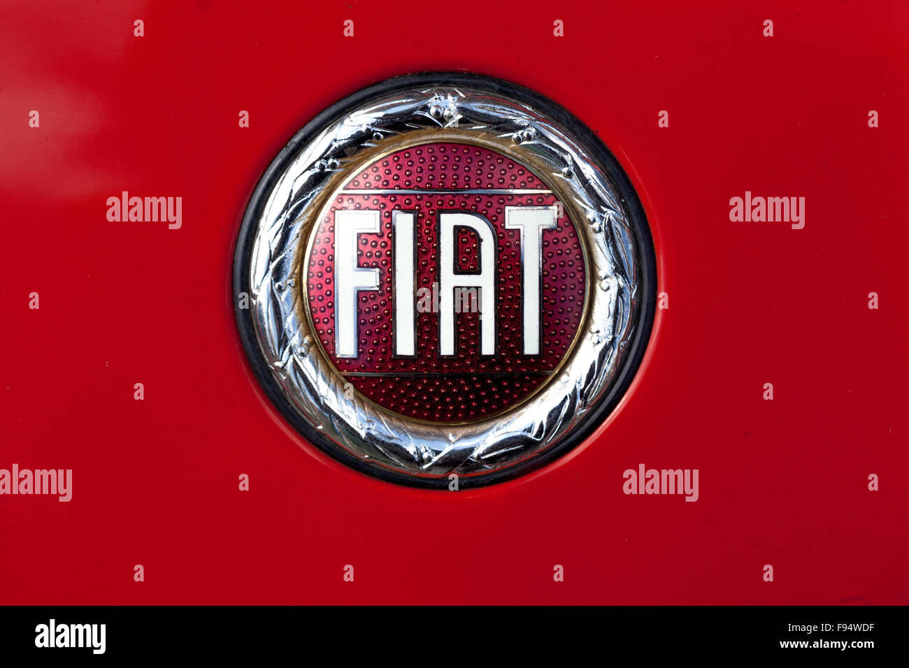 Cartello Fiat con il logo della vecchia vettura Foto Stock